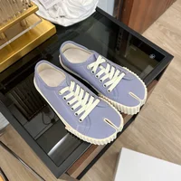 Unisex Canvas Tabi Sneakers Men’s Women’s Split Toe Flats Women Low Top Tabi Shoes Pig Hoof Shoes Woman Loafers