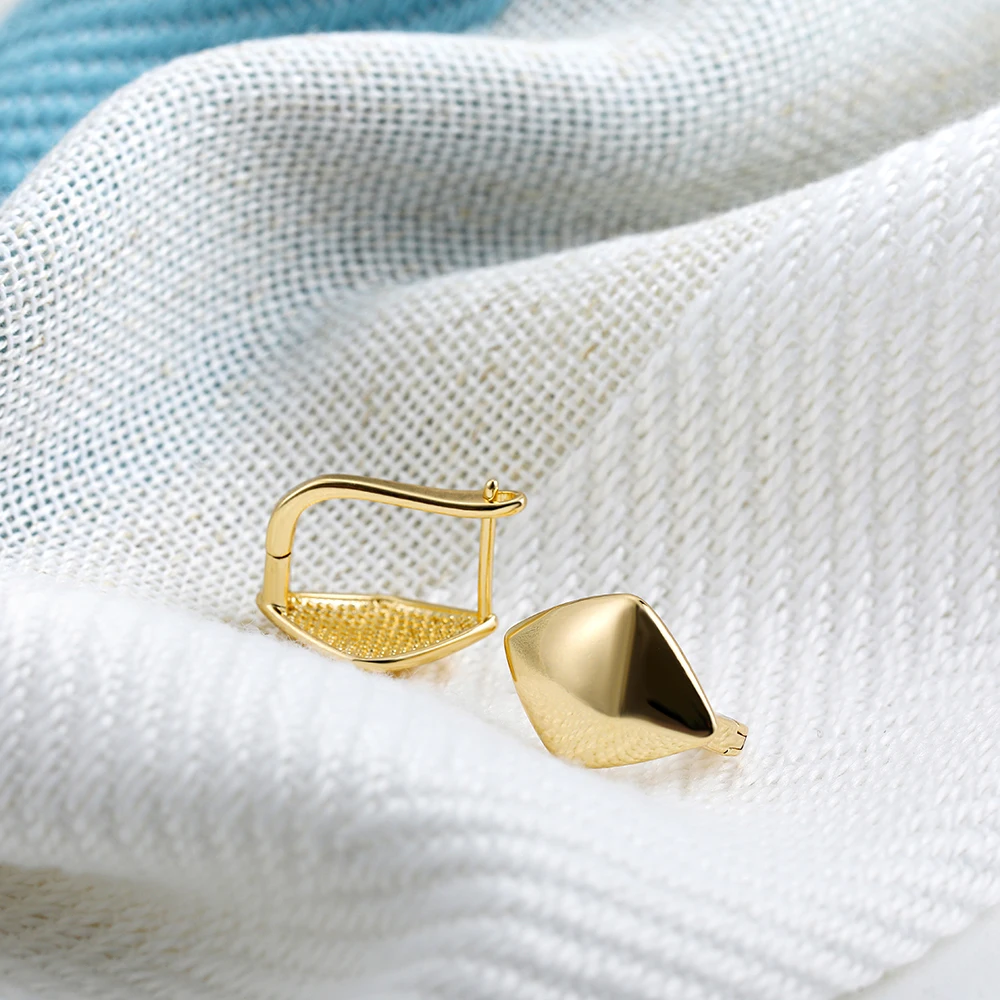 Simple Korean Geometric Heart Rhombus Piercing Huggies for Women New Trendy Gold Color Hoop Earrings Statement Jewelry