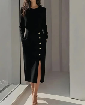 Abito elegante da donna a maniche lunghe tinta unita con dettagli bottoni e spacco laterale 1