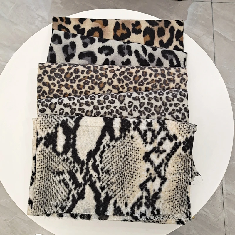 Leopard Print Women Winter Cashmere Scarves Warm Printed Animal Pattern Long Shawl Winter Female Scarf Outdoor Wraps Pashmina