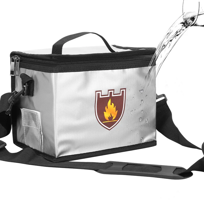 Plusieurs batteries Lipo rangées dans un sac ignifuge pour protection feu et stockage sécurisé