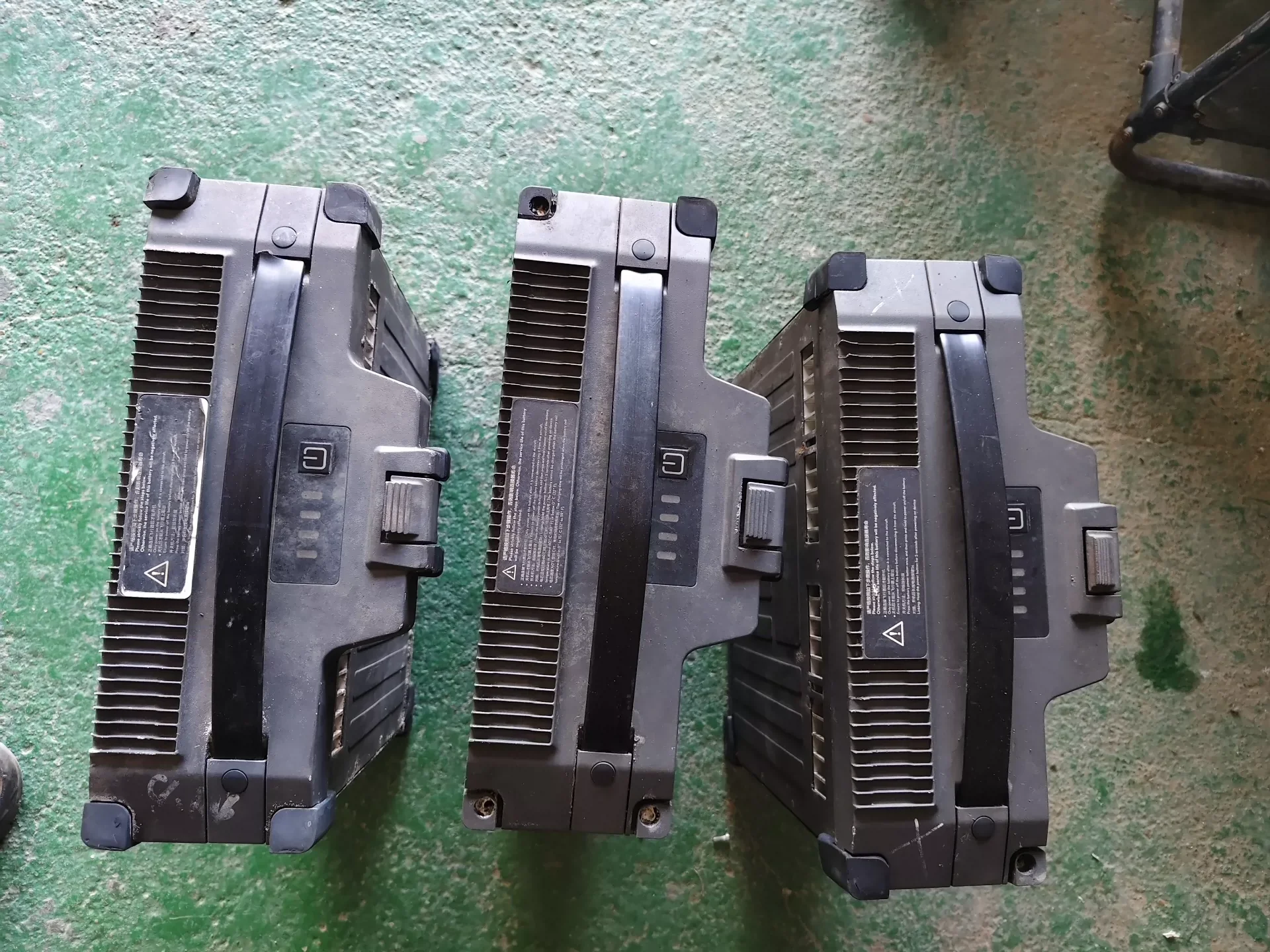 Batterie drone professionnelle gris foncé insérée dans un drone, prête à l'emploi.