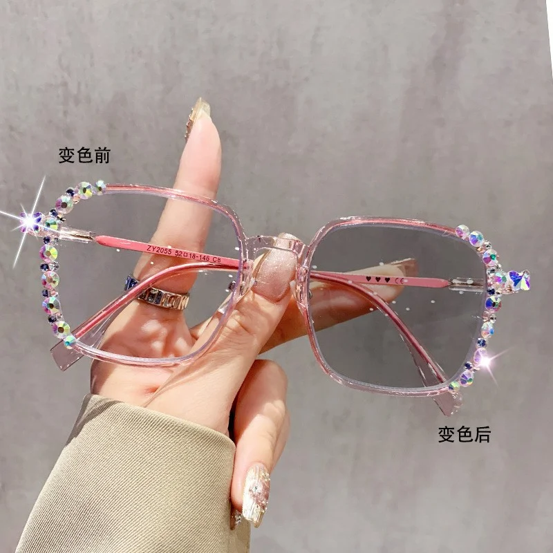 Elegant Photochromic Glasses with Color-Changing Lenses for a Sophisticated Style