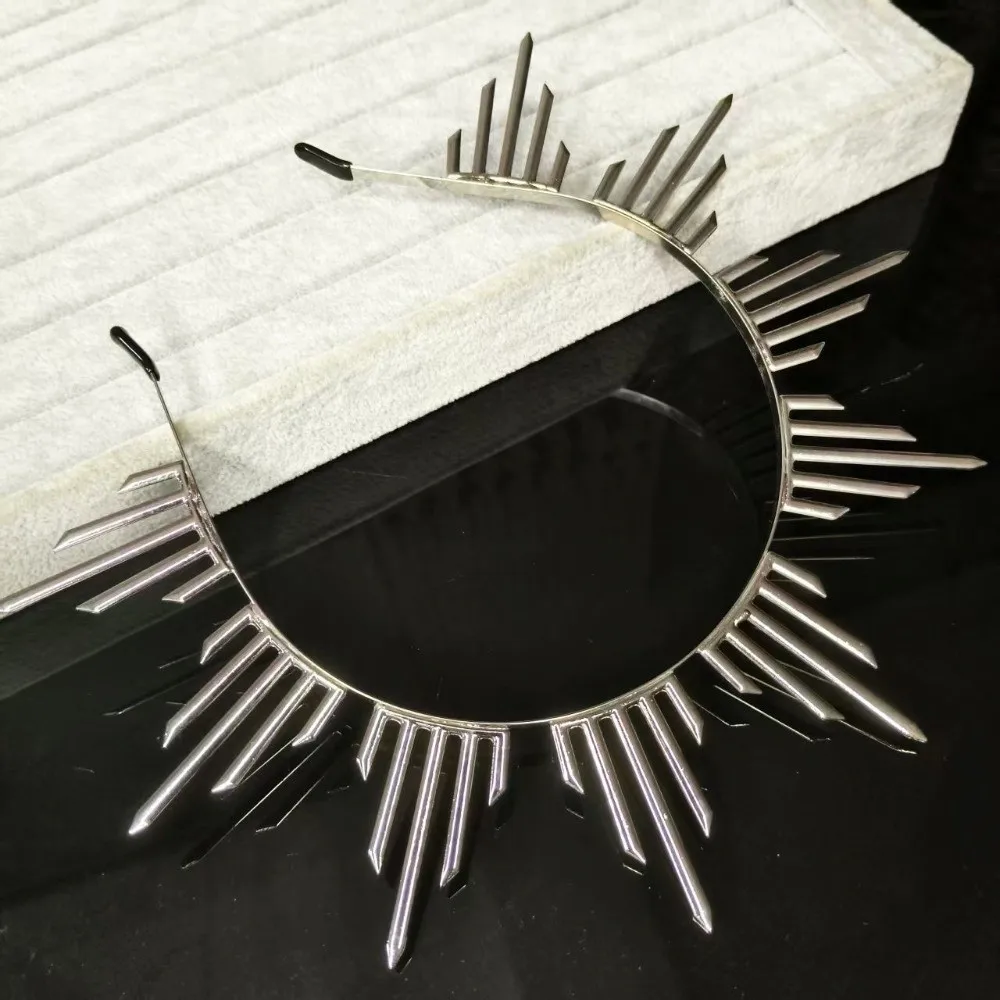 Gothic Halo Sonnenkrone in Schwarz, Lolita Stachelkopfschmuck im Barock-Stil für Fotografie, Performance, Renaissance Cosplay Stirnband – Detail 8