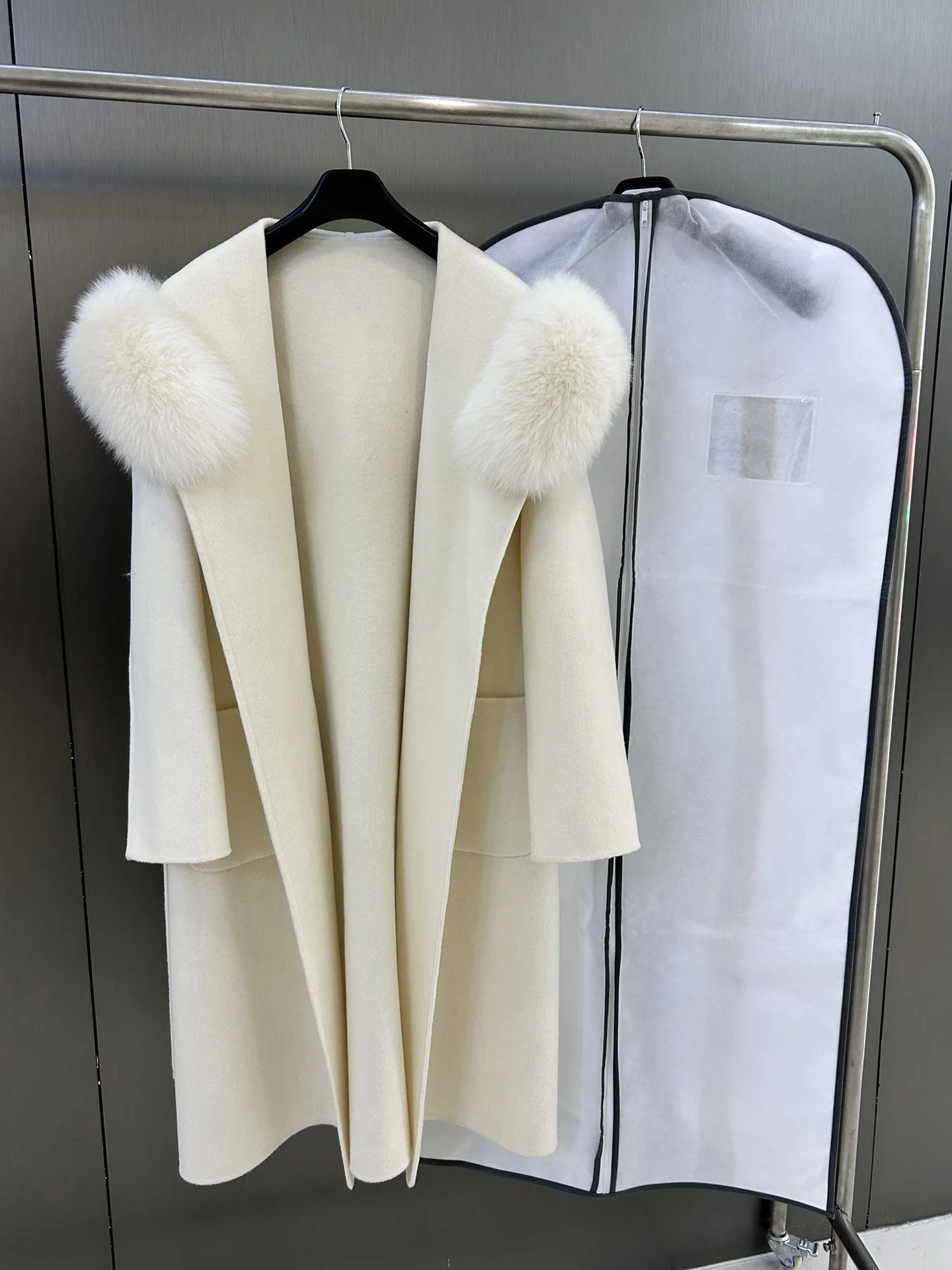 

Женская одежда с меховым капюшоном воротник (съемный) 100% шерсти двустороннее шерстяное пальто с поясом, приталенный силуэт на верхней части тела