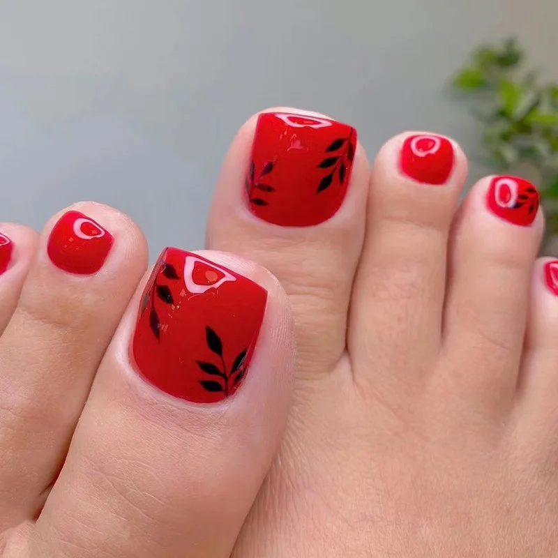 Fashion Glossy Red Artificial Toenails Black Leaves Design Toe Fake Nails With Glue Chic Wearable Short Flat Shape Fake Toenails