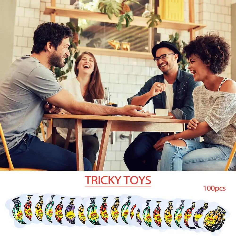 Друзья в ресторане. Смех друзей. Люди сидят в кафе. Friends leisure time. A good time with friends.