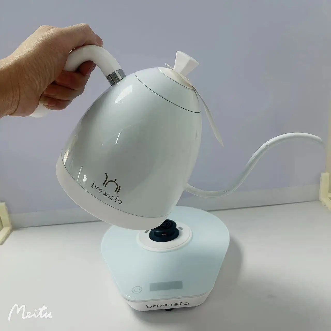 Brewista Artisan Electric Gooseneck Kettle 1 Liter White Iridescent