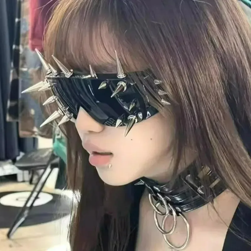 Cyberpunk Demon Rivet Spike Decor Goggles Wild Rock Sun Glasses Women Men Punk Cool Eyeglasses Fashion Sunglasses Shade Eyewear