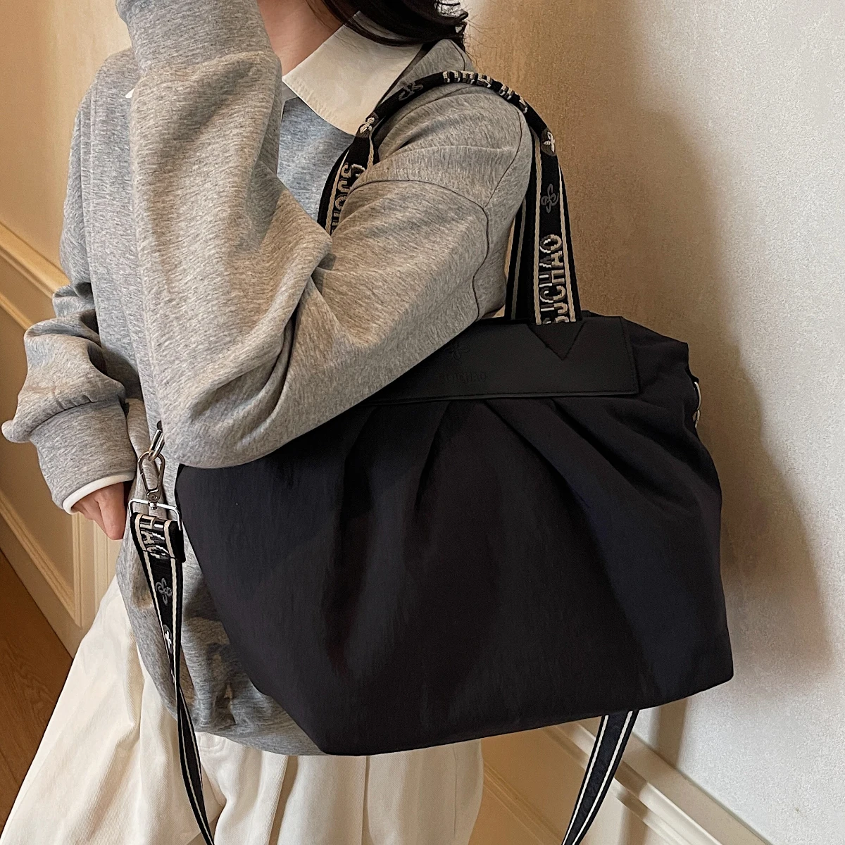 Cloth Bucket Bag for Women 2025 New Niche Design Crossbody Bag Popular Autumn and Winter Pleated Handbag Shoulder Bag Trendy Ladies' Makeup Bag