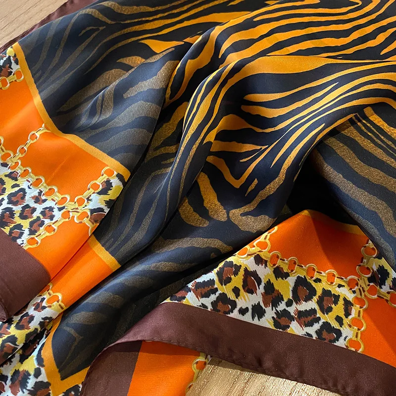 Chal de satén con estampado de leopardo salvaje para mujer, pañuelos cuadrados de seda para el cuello, pañuelo para la cabeza, banda para el pelo para la playa, bandana para mujer