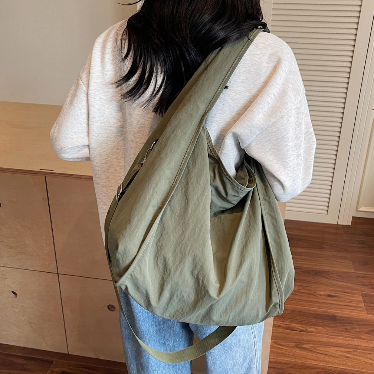 Niche Design Tote Bag for Women 2025 New Canvas Commuter Large-Capacity Shoulder Bag for College Students, Versatile for Classes, Shopping, and Vacations