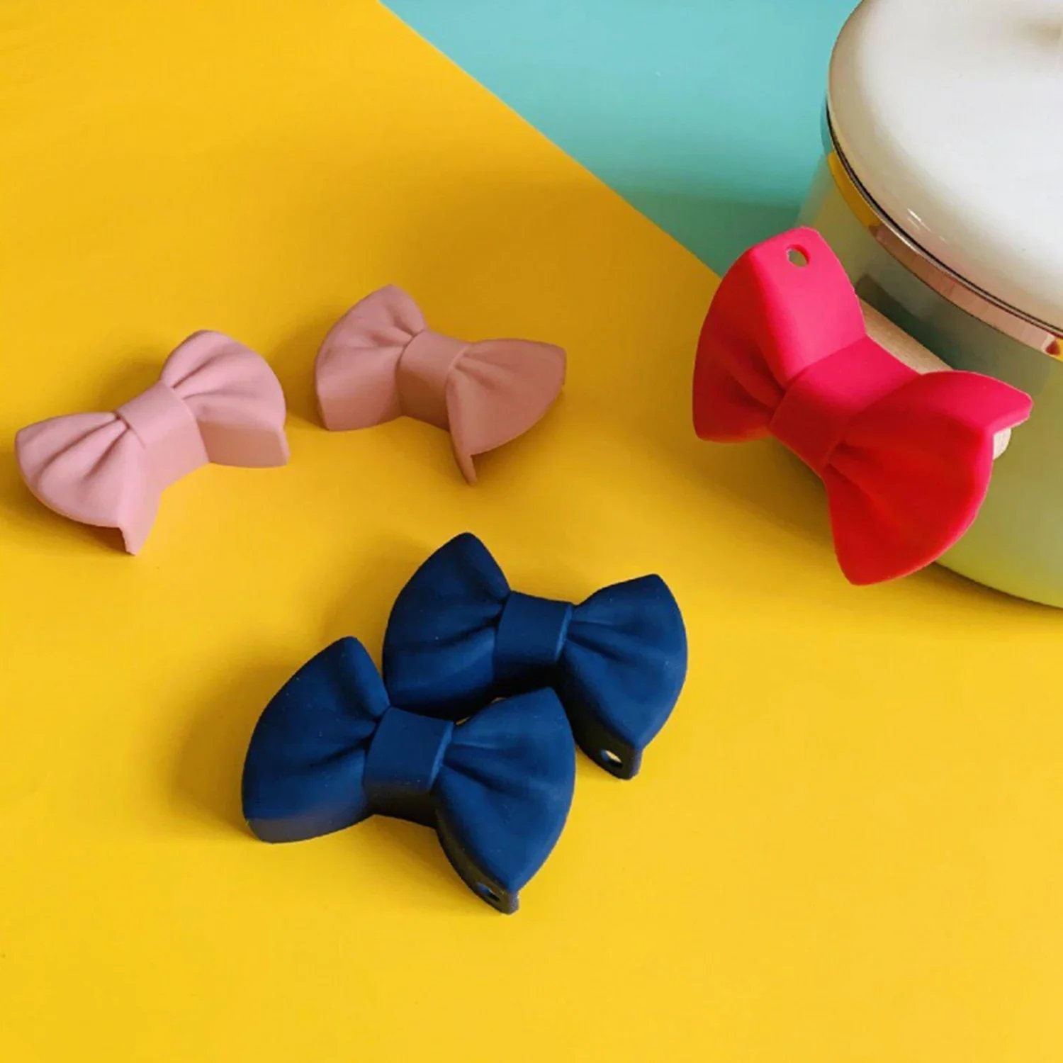 2pcs Silicone Oven Mitts Creative Bow Shape Oven Gloves Heat Resistant Pot Holders Cooking Mini Gloves Kitchen Tool