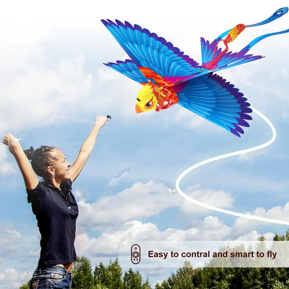 Enfant lançant le Drone Oiseau Go Go Bird pour Enfant - Jouet Volant Facile et Sécurisé dans un jardin verdoyant