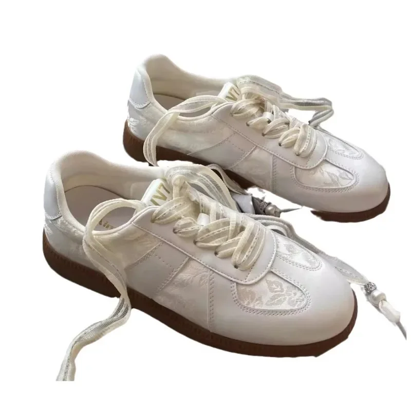 أحذية مشي رياضية على الطراز الصيني للسيدات لعام 20...