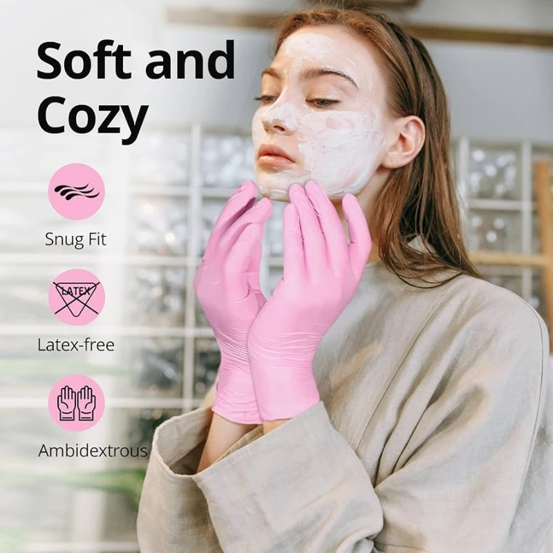 Gants nitrile jetables utilisés pour le nettoyage, mains protégées.