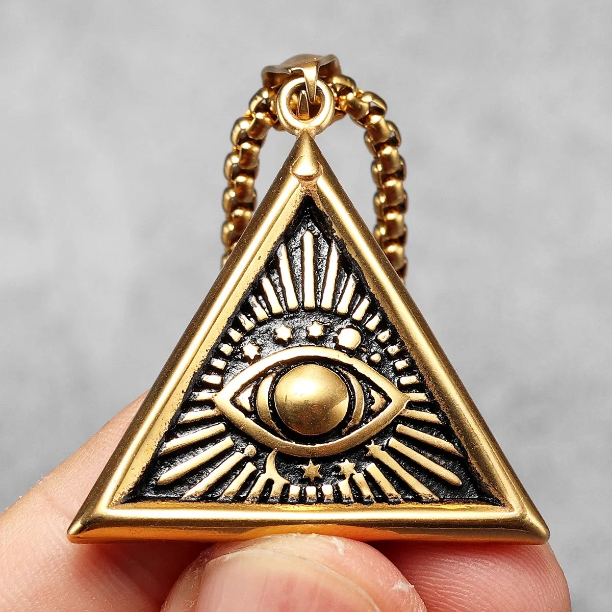 Collana Occhio Della Provvidenza In Acciaio Inox – Ciondolo Moneta Illuminati – Gioiello Unisex Talismano
