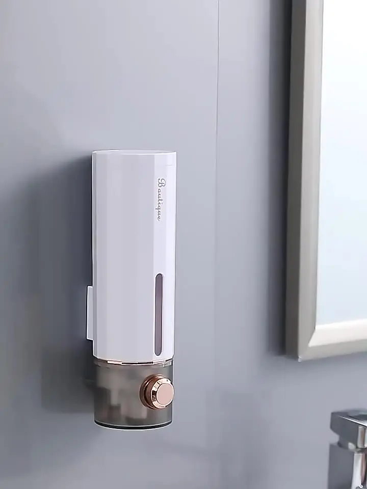 Vue rapprochée du bec verseur du distributeur de gel hydroalcoolique, détail de la pompe.