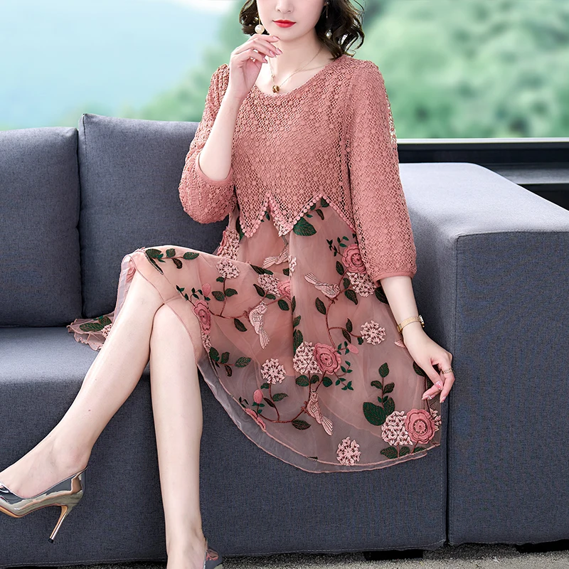 Рисунок 3 - Женское платье средней длины с вышивкой