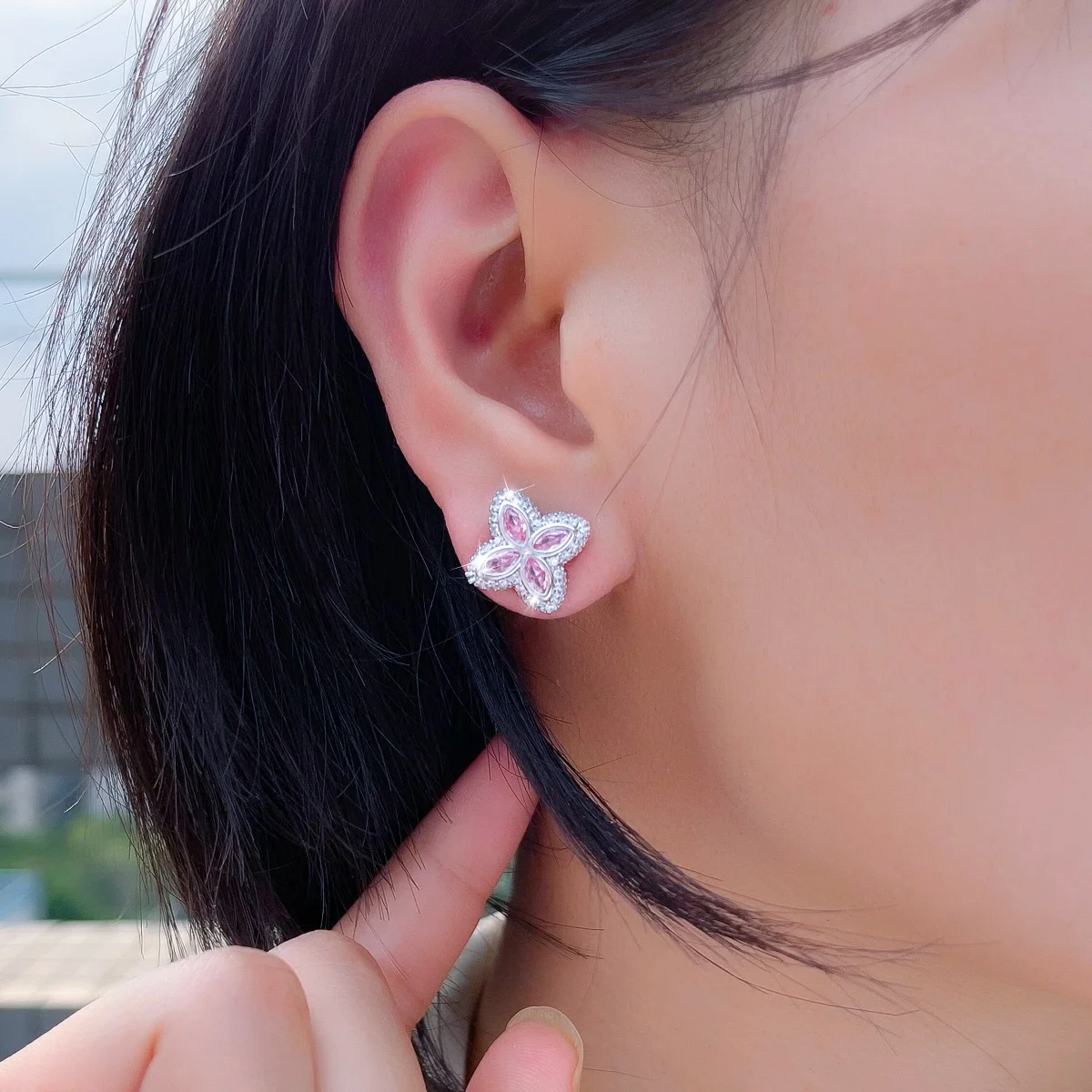 Pera New Fashion Simple Lucky Four-Leaf Flower White Ohrstecker, Verlobungsparty-Geschenk, modisches Damen-Accessoire SE004 – Detail 8