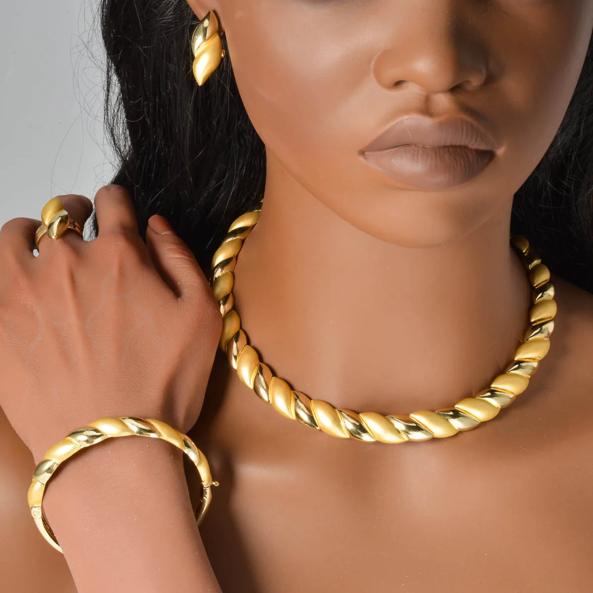 Dubai Classic Four-Piece Jewelry Set - Round Necklace Bracelet Earrings Ring for Bridal and Daily Wear