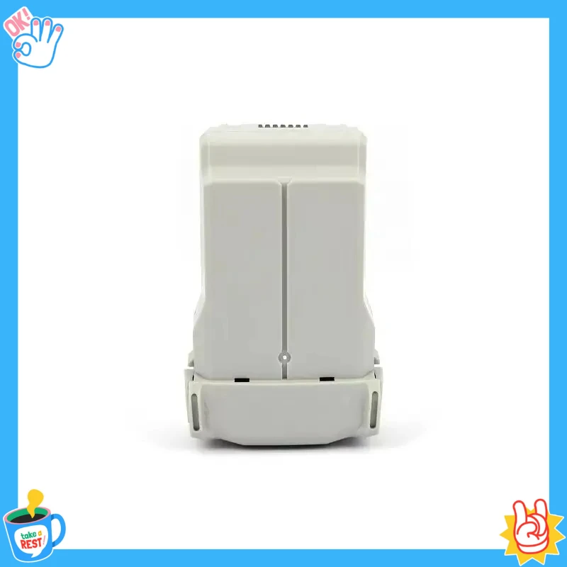 Main tenant une batterie de remplacement pour DJI Mini 3, étiquette d'autonomie 26 minutes bien lisible