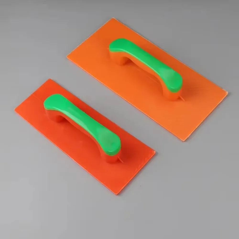 Planche de plâtrage plastique 31,5 cm posée sur une surface de chantier, outil essentiel pour la finition des murs