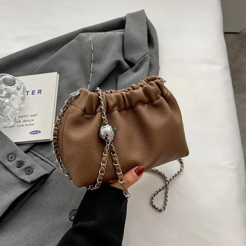 

Популярная в этом году Женская однотонная нишевая сумка через плечо, универсальная Диагональная Сумка-мешок через плечо с цепочкой и шнурком