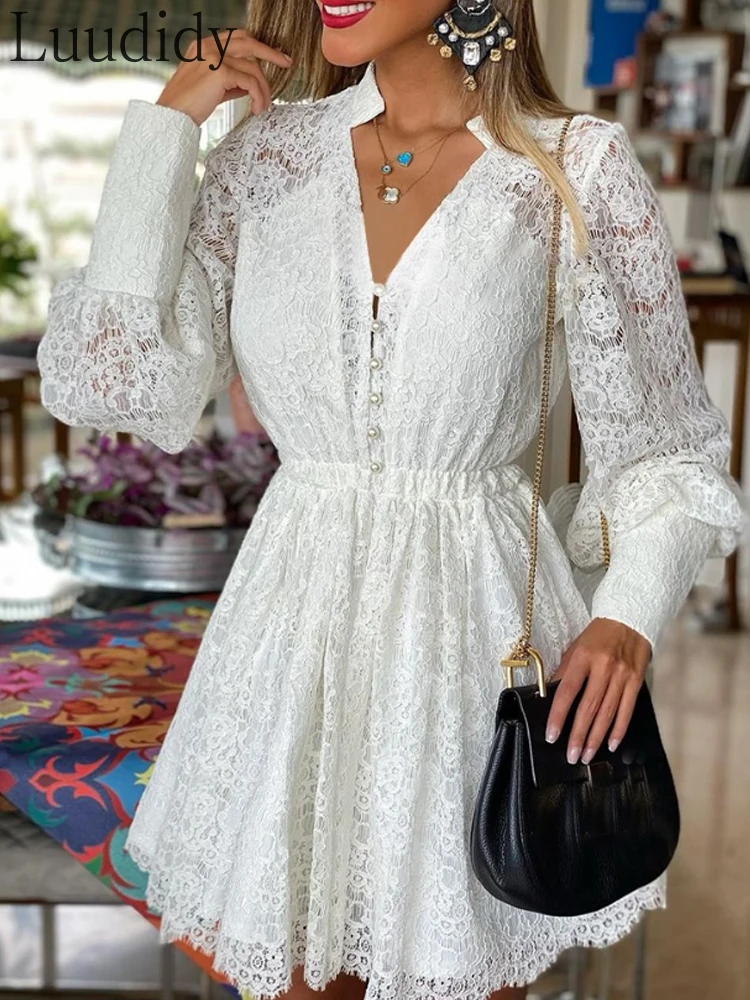 

Женское кружевное платье на пуговицах с рукавами-фонариками