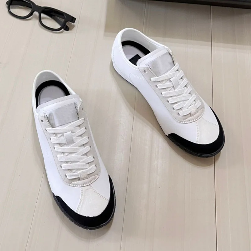 

2024 New Women's Casual Sports Shoes Classic Lace up Round Toe Shoes Unisex Lightweight Breath Comfortable White Flat Shoes