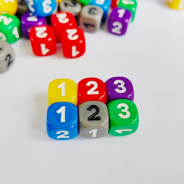 Peões de jogo coloridos de peças de tabuleiro com um dado de seis lados