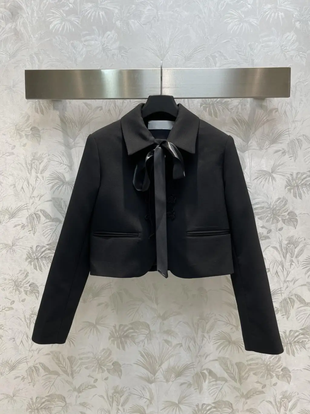 

Новый стиль осень-зима 2024, короткое пальто с ленточной пряжкой, полная элегантной атмосферы в стиле ретро