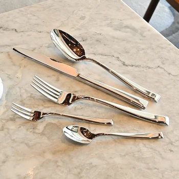 Set di posate inclinate in acciaio inossidabile, set di posate portatili da viaggio, cucchiaio, forchetta, coltello, set di stoviglie riutilizzabili per il campeggio all'aperto