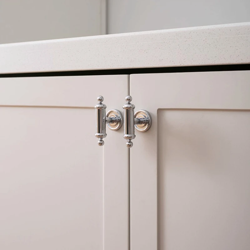 มือจับเฟอร์นิเจอร์ทรงยาวสีเงินสไตล์ยุคกลาง มือจับประตูตู้เสื้อผ้าแบบฝรั่งเศส มือจับลิ้นชักตู้รองเท้า ลูกบิดทรงกลมทองเหลือง มือจับทรงยาว 1