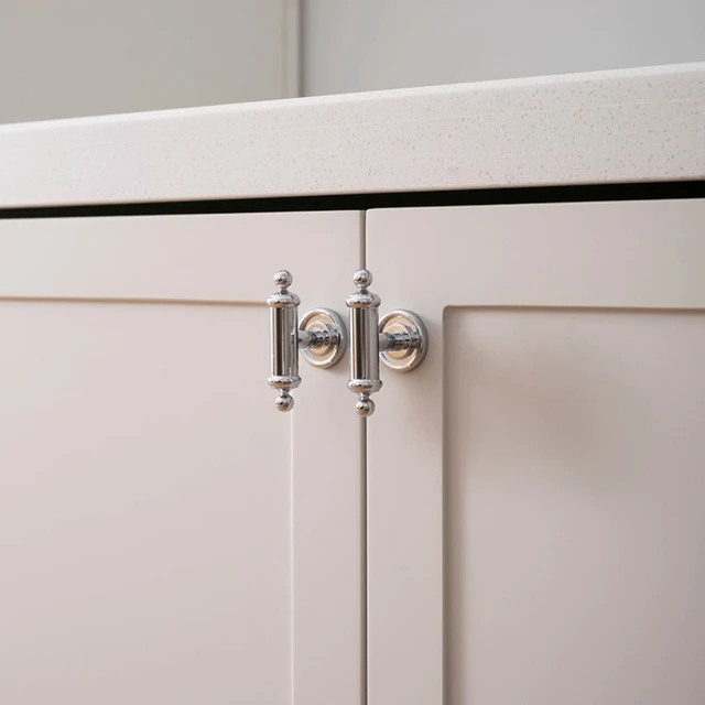 มือจับเฟอร์นิเจอร์ทรงยาวสีเงินสไตล์ยุคกลาง มือจับประตูตู้เสื้อผ้าแบบฝรั่งเศส มือจับลิ้นชักตู้รองเท้า ลูกบิดทรงกลมทองเหลือง มือจับทรงยาว 1