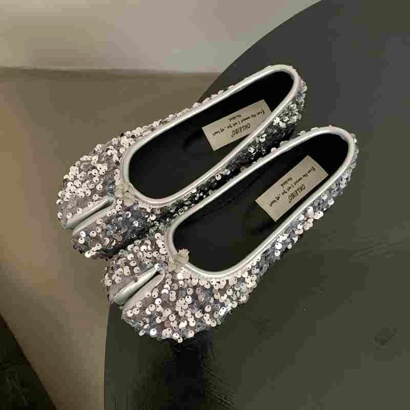 thumbnail image 1 of 2024 Zapatos Tabi de plata japoneses para mujer, planos con punta dividida, mocasines Ninja ostentosos, cómodos zapatos para caminar a diario para mujer, mocasines, 1 of 5