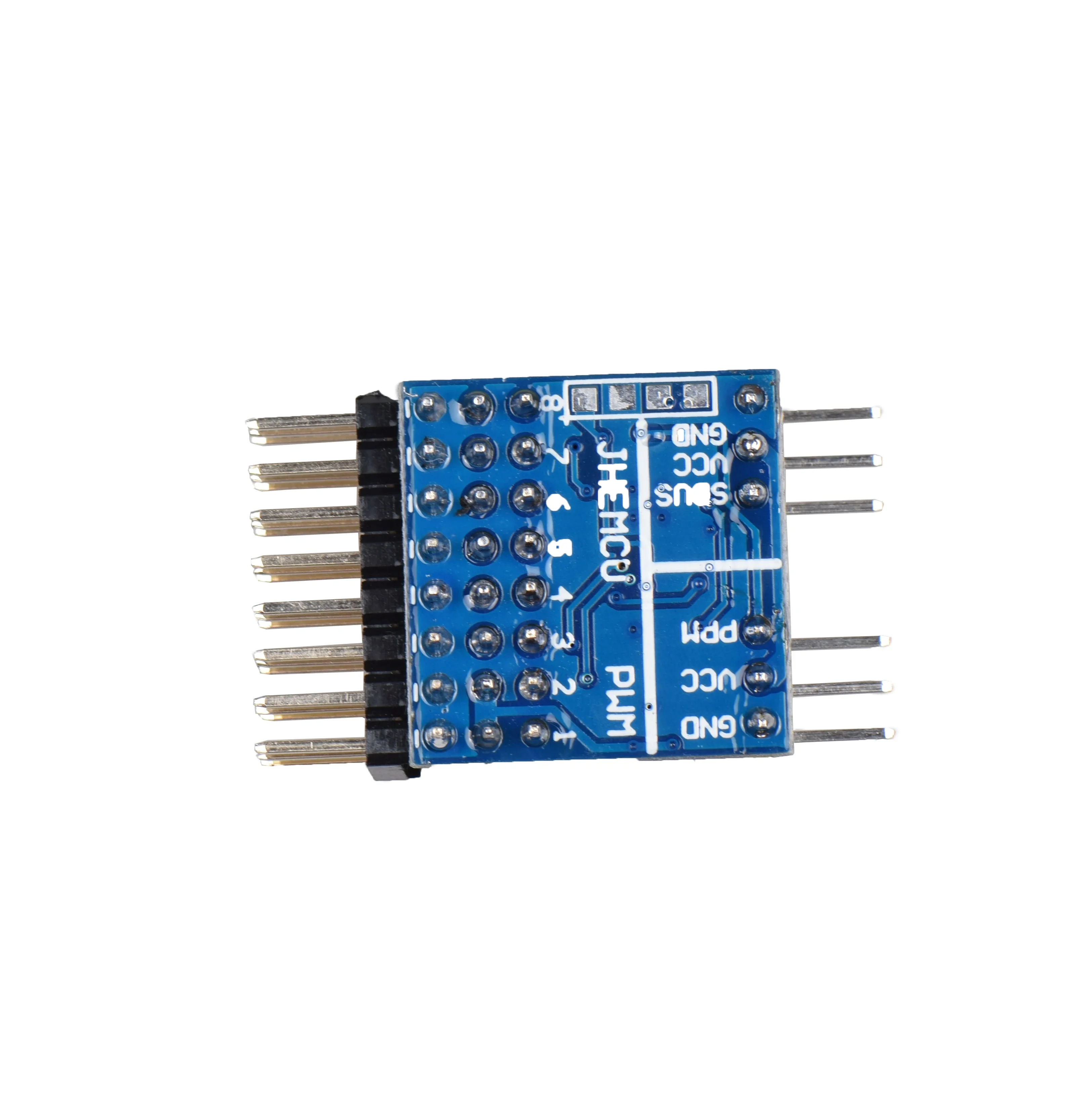 Convertisseur de signal SPP 8 canaux PPM SBUS PWM pour drone JHEMCU à côté d'un récepteur pour comparaison de taille