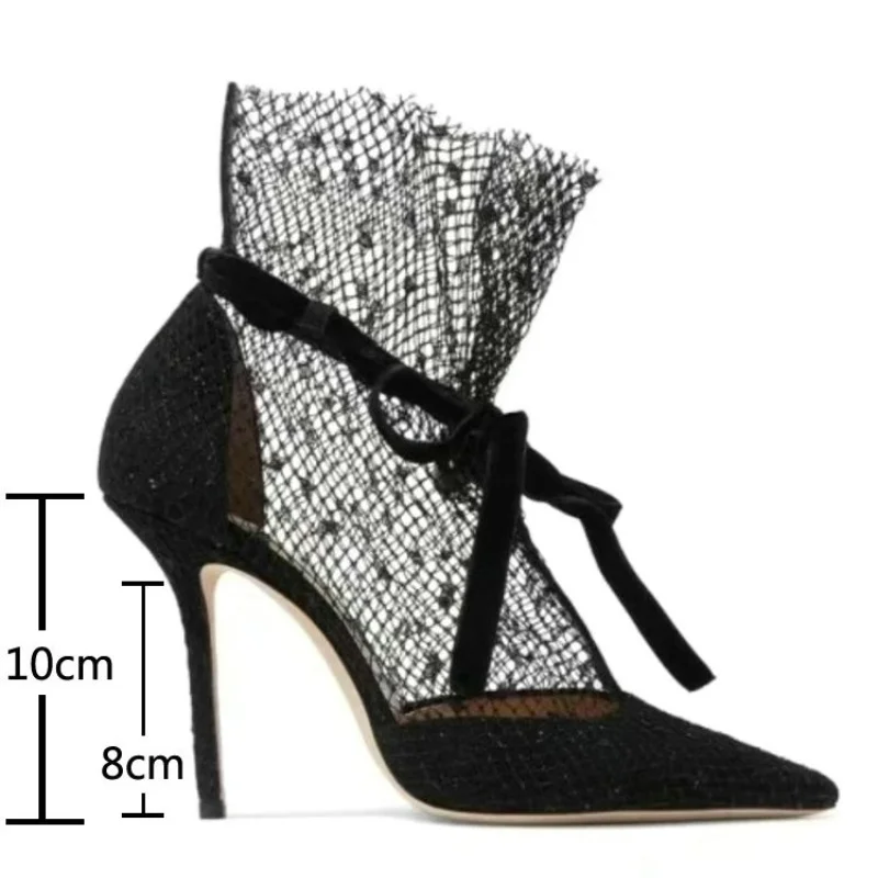 حذاء كعب أسود بشبك ورباط أنيق