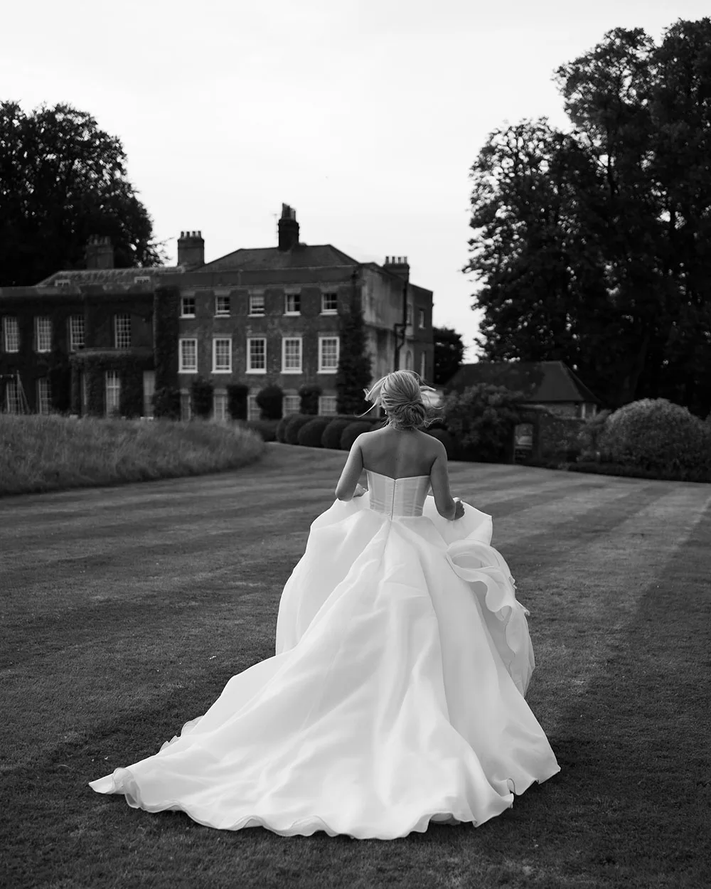 Customized Off-Shoulder Wedding Dress For Women Puff Sleeves Pleats A-Line Bridal Gown Elegant Backless Wedding Party Dress 3
