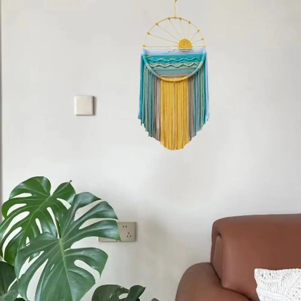 Drie zon-wandkleden in boho woonkamer met rattan stoel