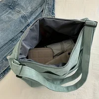 Sac à bandoulière en velours côtelé pour femmes, fourre-tout décontracté rayé de grande capacité avec fermeture à glissière, joli patch de chapeau, parfait pour un usage quotidien 4