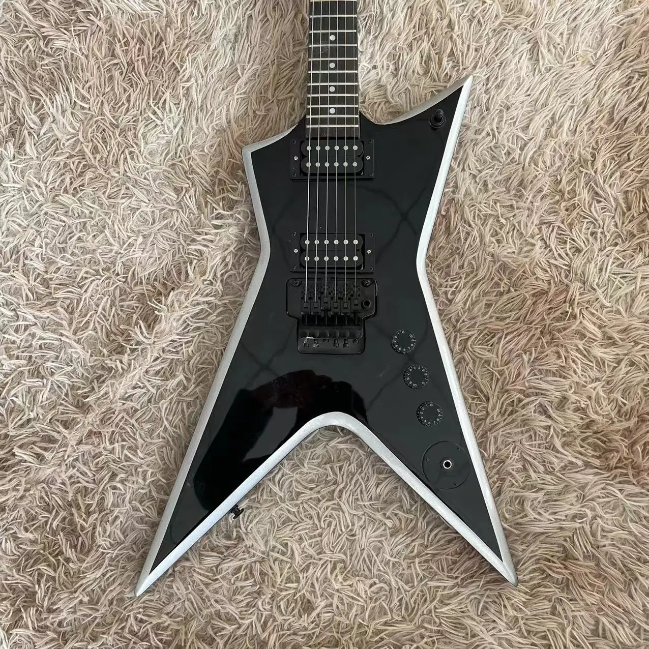 

Irregular large fork integrated electric guitar, black body with white rim, rose wood fingerboard, tremolo drawstring board, bla