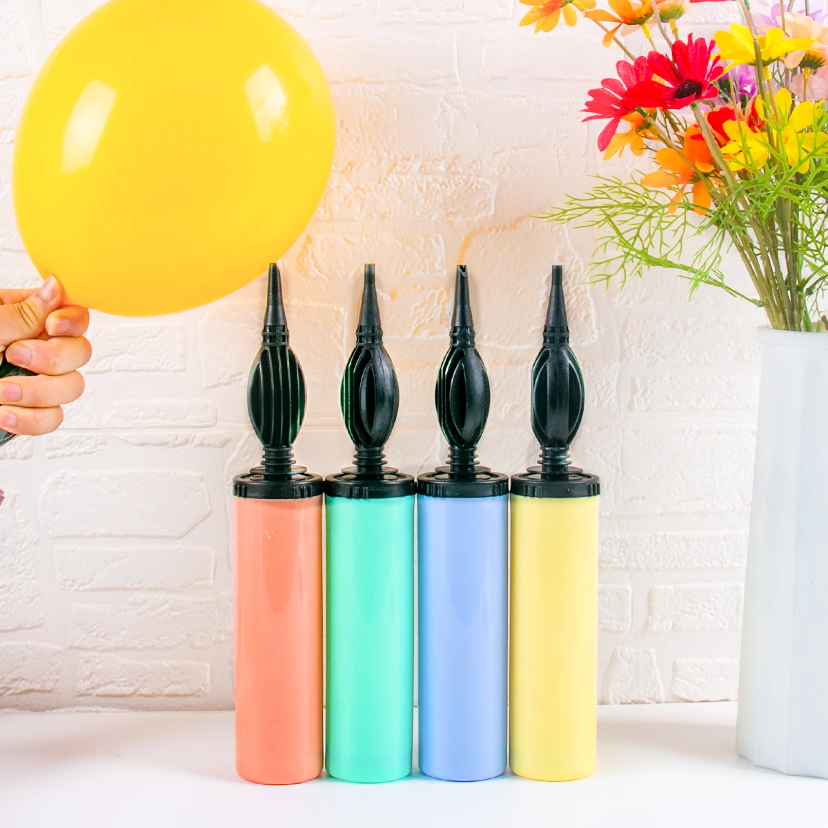 

1pcs Plastic Hand Push Balloon Pump Randomly Color for Foil and Latex Balloons Air Inflator Pump Portable for Party Accessories