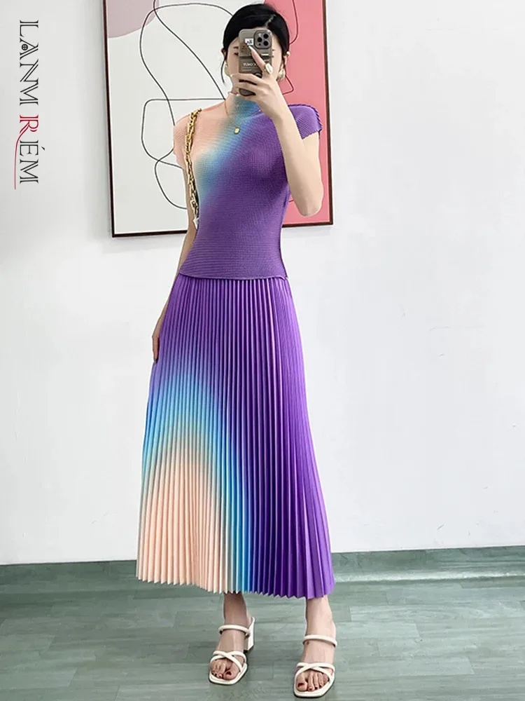 

Комплект из двух предметов LANMREM Женский, модный плиссированный топ с высоким воротом и коротким рукавом и юбка контрастных цветов, лето 2024