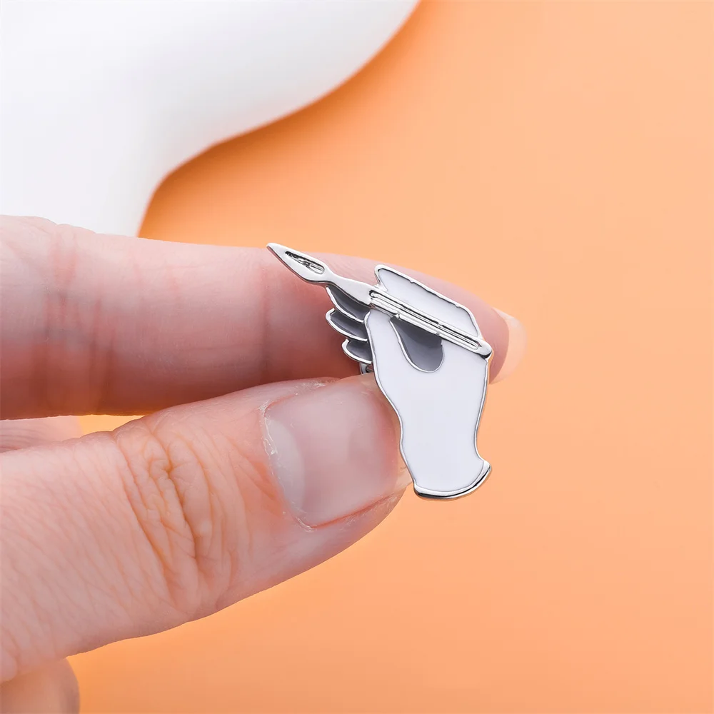 

Innovative Scalpel Enamel Pin Classic Exquisite Crafts Medical Brooch Jewelry for Surgeon Doctor Lapel Badge Gift