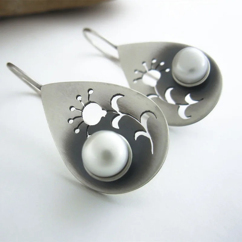 

Fashion Simple Round Imitation Pearl Earrings Silver Color Metal Carving Leaves Flower Dangle Earrings for Women