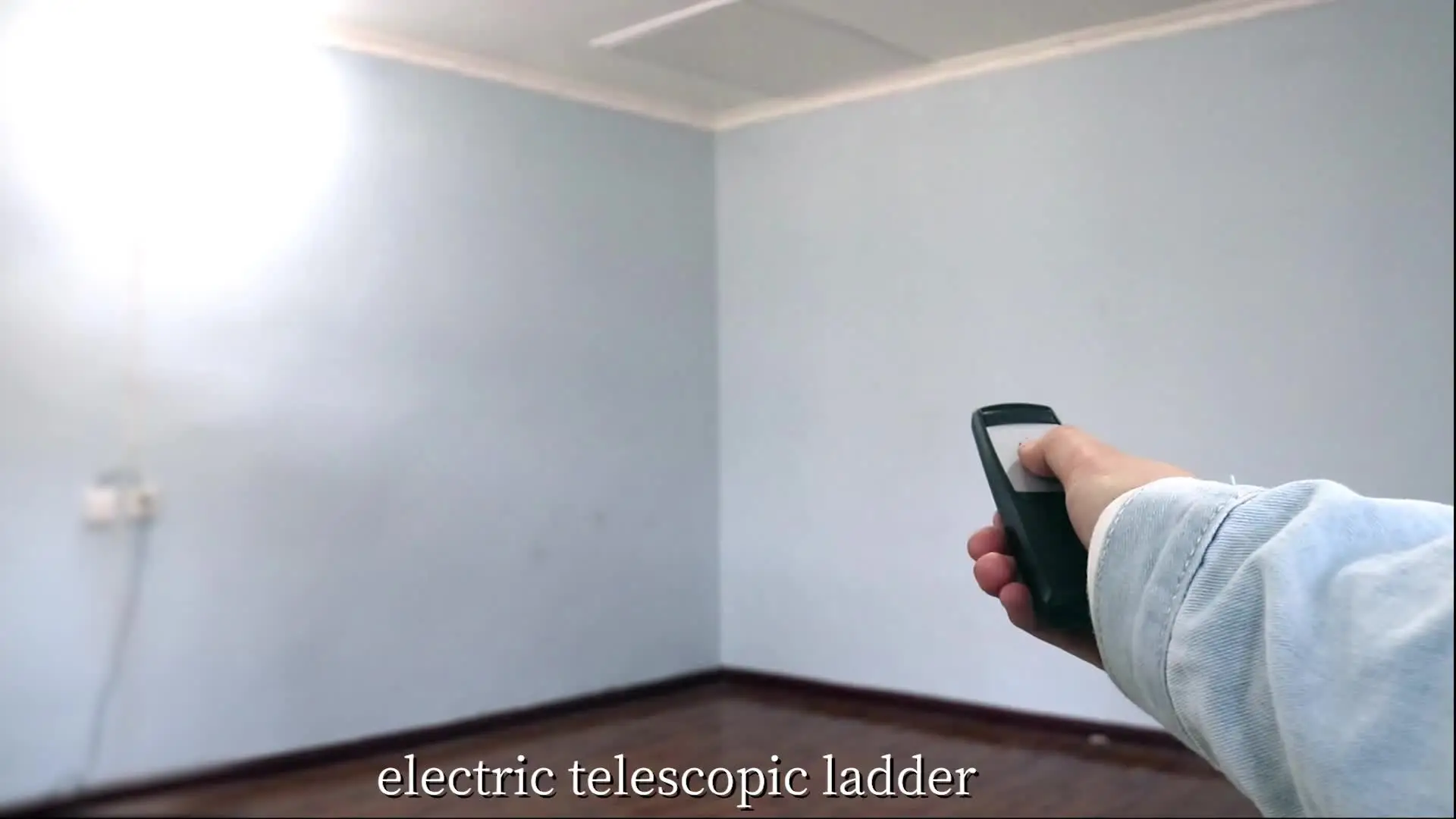 Scala Da Tetto Elettrica Pieghevole Con Corrimano E Telecomando – Misure Personalizzate Fino A 380 Cm, Portellone A Soffitto