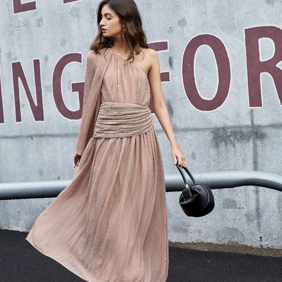 

Elegant Dresses For Women 2022 Runway Spaghetti Strap Sexy Vacation Pleated Midi Sling Asymmetric Inclined Shoulder Dress