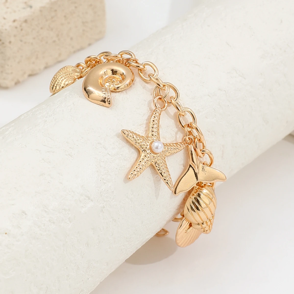 Pulseira boho de praia com berloques de estrela e conchas_voghion.com