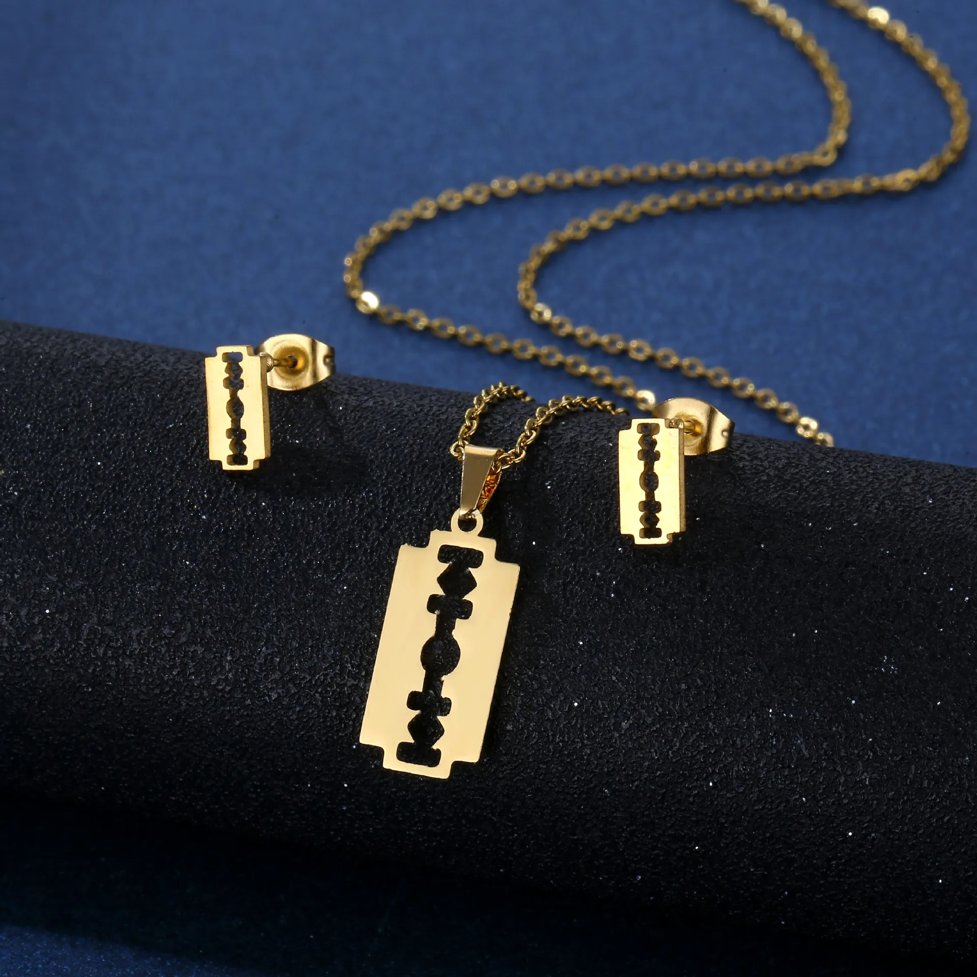 Collana Con Ciondolo a Forma Di Lama Di Rasoio In Acciaio - Punk